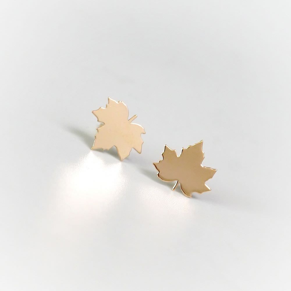 گوشواره میخی طلای 18عیار طرح برگ پاییزی