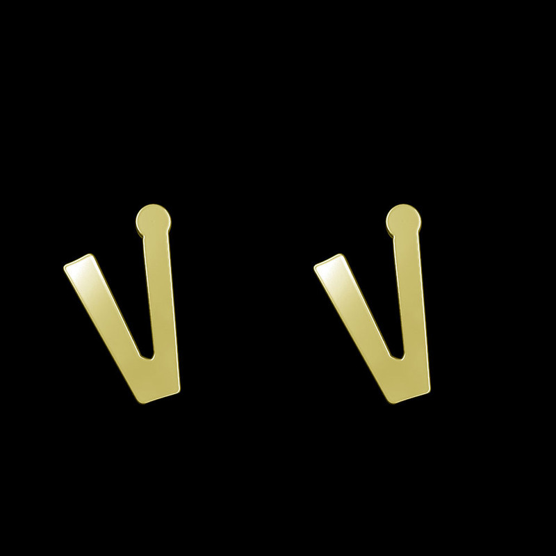 گوشواره طلا 18 عیار زنانه مدوپد مدل حرف V کد GA1-16639