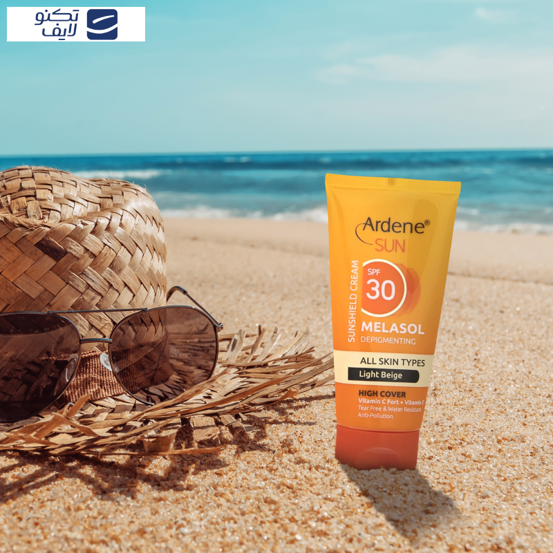 کرم ضد آفتاب رنگی آردن سان، SPF 30، مدل Light Beige، مناسب انواع پوست با تنالیته روشن و حجم 50 میلی‌لیتر، ضد آب، محافظت‌کننده در برابر اشعه‌های UVA و UVB، ضد لک، دارای فرمولاسیون ویتامین‌های C و E، با ماندگاری 2 ساعته