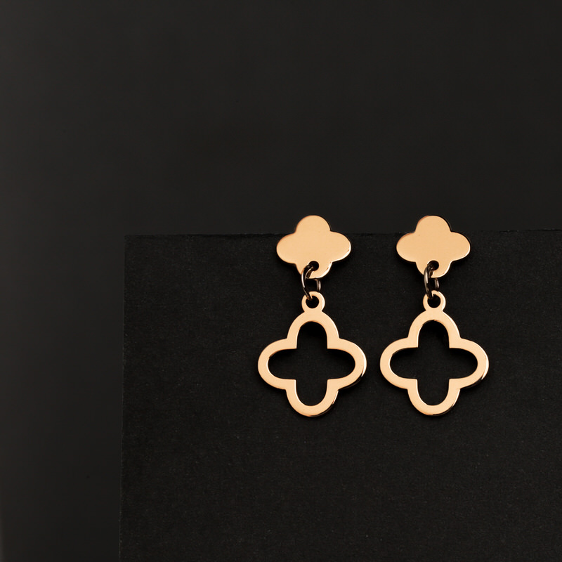 گوشواره میخی طلا 18 عیار طرح ونکلیف مینیمال