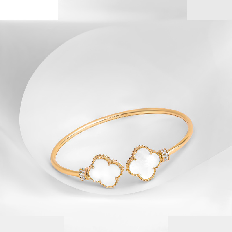 بنگل طلا 18 عیار زنانه ماوی گالری مدل ونکلیف صدف بنگل طلا 18 عیار زنانه ماوی گالری مدل ونکلیف صدف