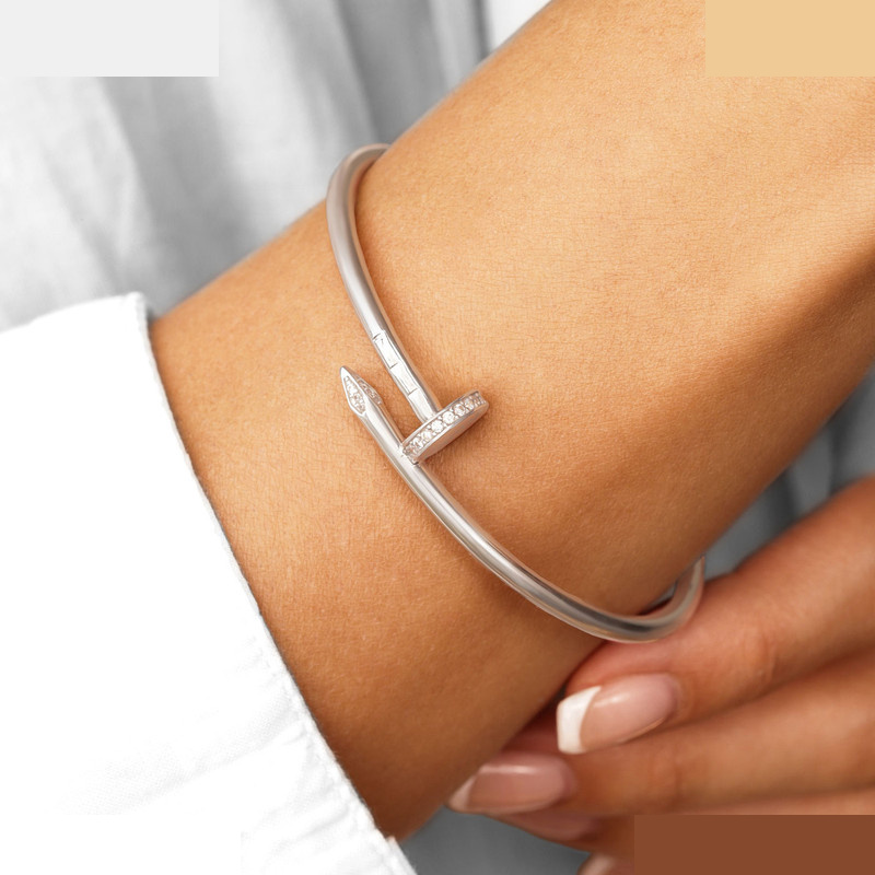 بنگل طلا 18 عیار زنانه ماوی گالری مدل کارتیه میخ صدف بنگل طلا 18 عیار زنانه ماوی گالری مدل کارتیه میخ صدف