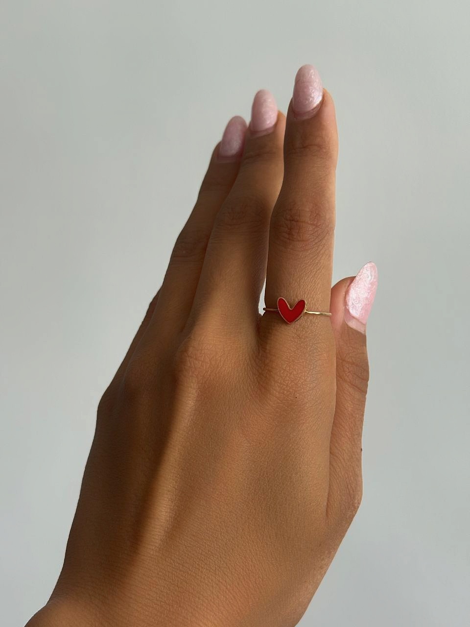 انگشتر طلا 18 عیار زنانه اپال گلد مدل مینیمال قلب قرمز میناکاریکد sh0433  سایز 56