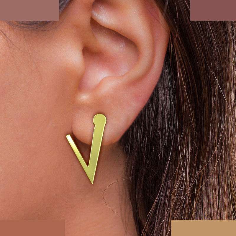 گوشواره طلا 18 عیار زنانه مدوپد مدل حرف V کد GA1-16882