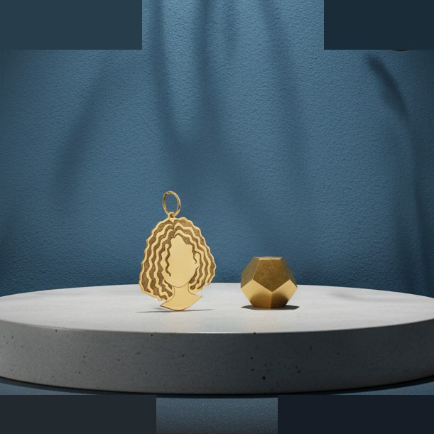 آویز گردنبند طلا 18 عیار زنانه گالری قو طلایی طرح دختر با موهای فر آویز گردنبند طلا 18 عیار زنانه گالری قو طلایی طرح دختر با موهای فر