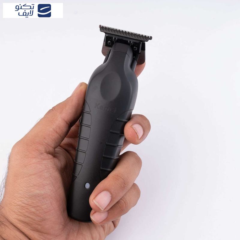 ماشین اصلاح موی صورت کیمی مدل KM-2299، اصلاح به صورت خط زن، طراحی ارگونومیک، نمایشگر LCD، منبع انرژی با باتری قابل شارژ، تکنولوژی اصلاح به صورت تریم، به‌همراه کابل شارژ USB، برس، روغن