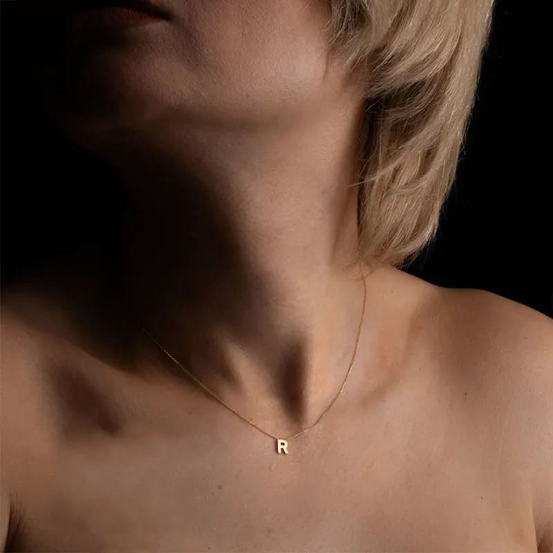 گردنبند طلا 18 عیار طرح حرف R با فونت ساده