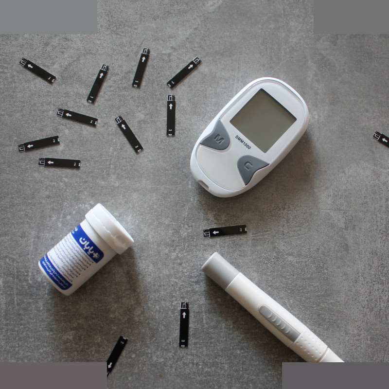 دستگاه تست قند خون دیابان مدل SMM1000 به همراه نوار تست قند خون مجموعه 5 عددی