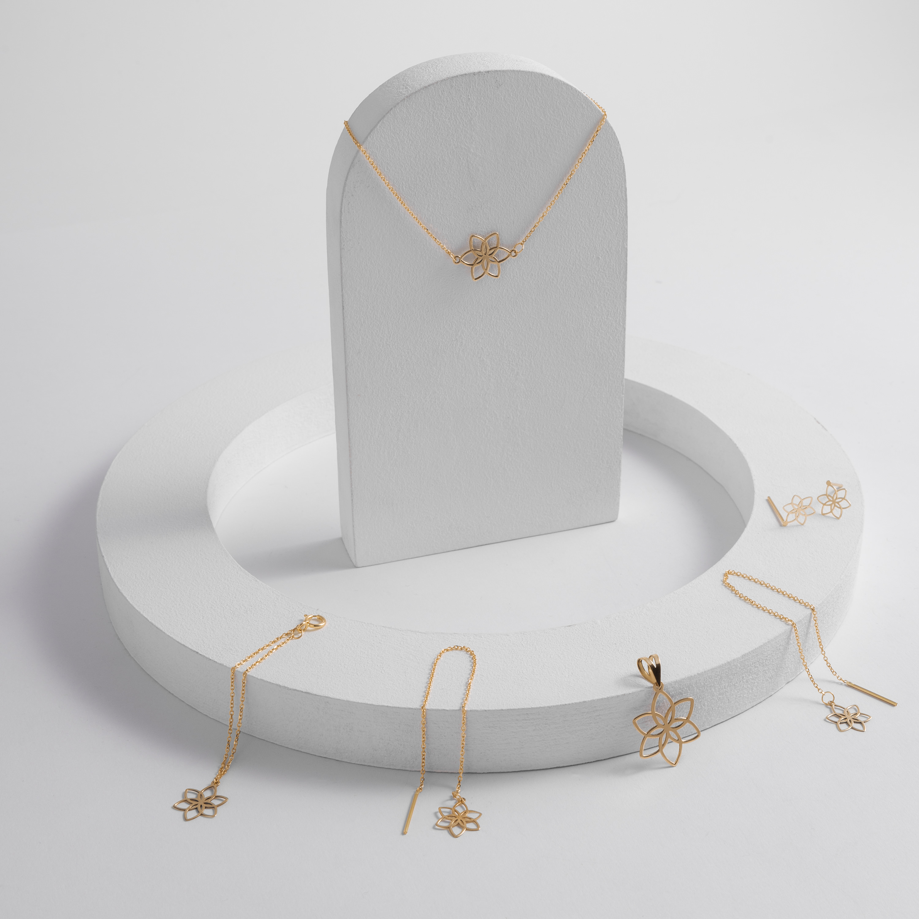 گوشواره میخی طلا 18 عیار طرح گل لوتوس