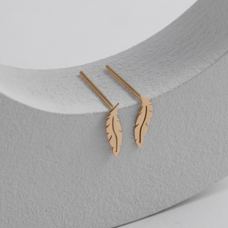 گوشواره طلا 18 عیار طرح پر قو