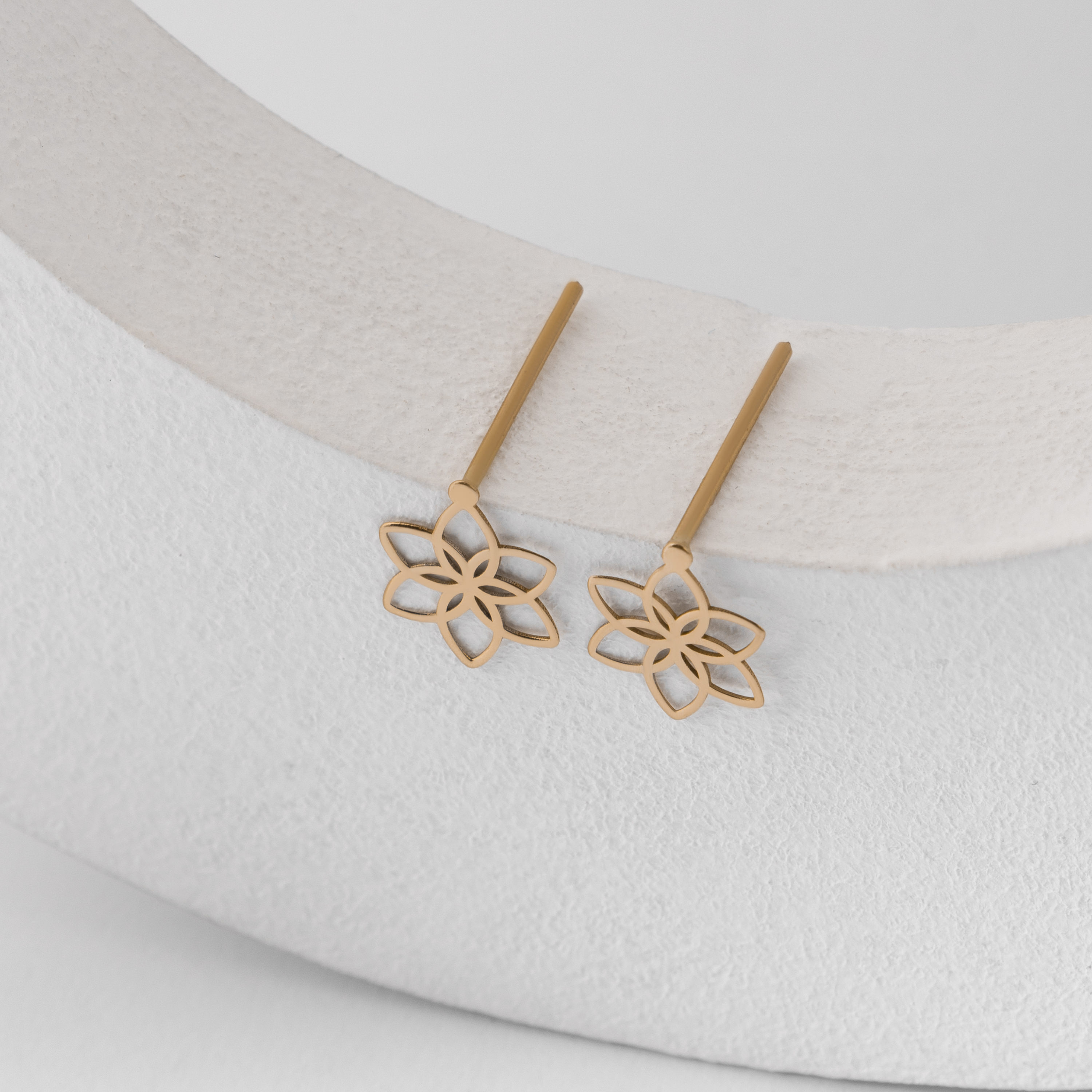 گوشواره میخی طلا 18 عیار طرح گل لوتوس