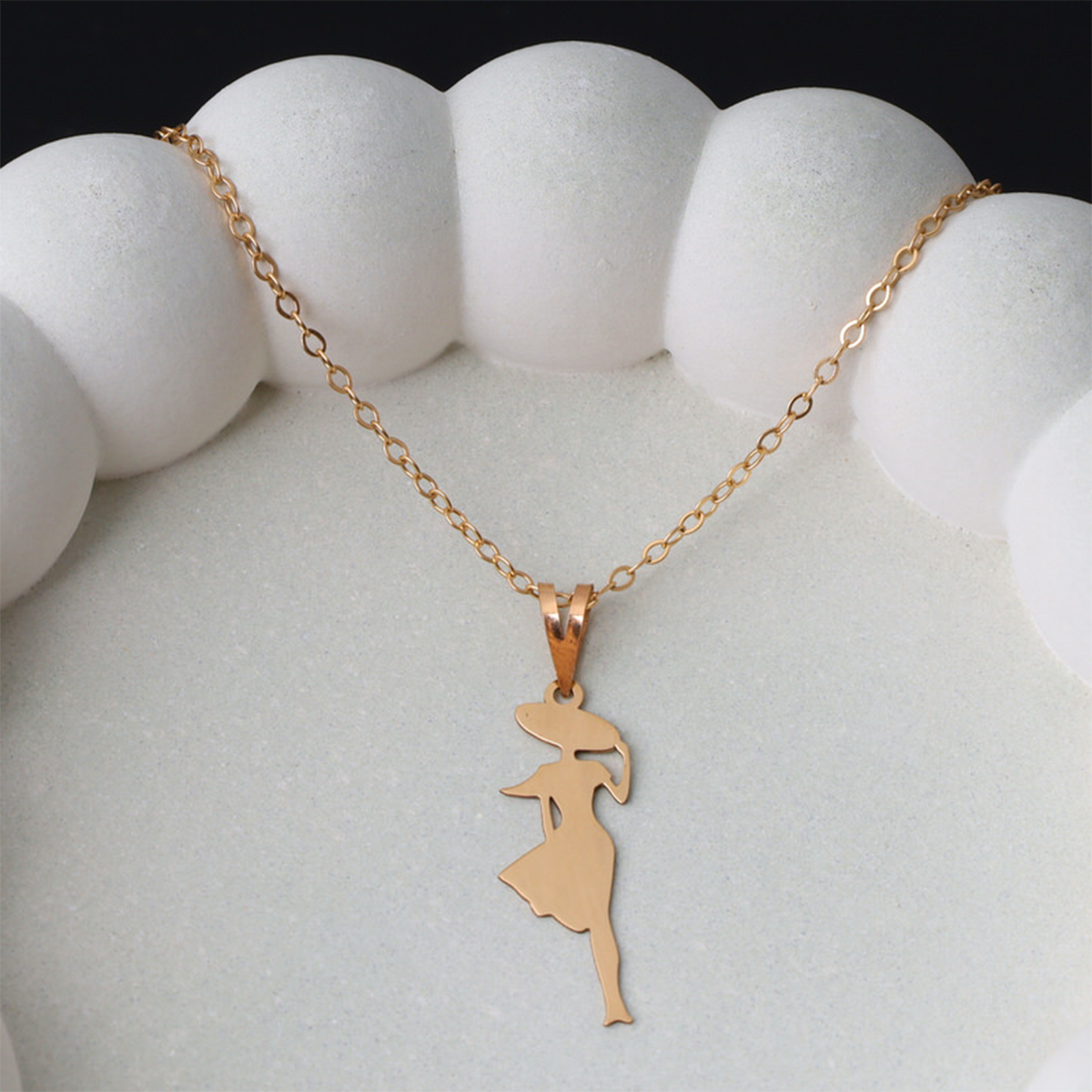 آویز طلا زنانه طرح دختر سندیگو قو طلایی کد 032918 آویز طلا زنانه طرح دختر سندیگو قو طلایی کد 032918